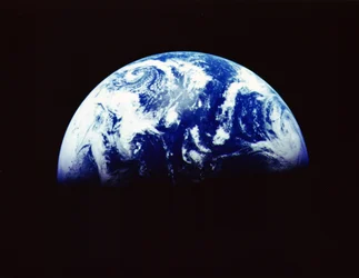 Erde aus dem Weltraum, fotografiert von der Raumsonde Galileo 11 im Dezember 1992 aus einer Entfernung von 1,9 Millionen km. Antarktis unten und Morgendämmerung über dem Pazifischen Ozean.